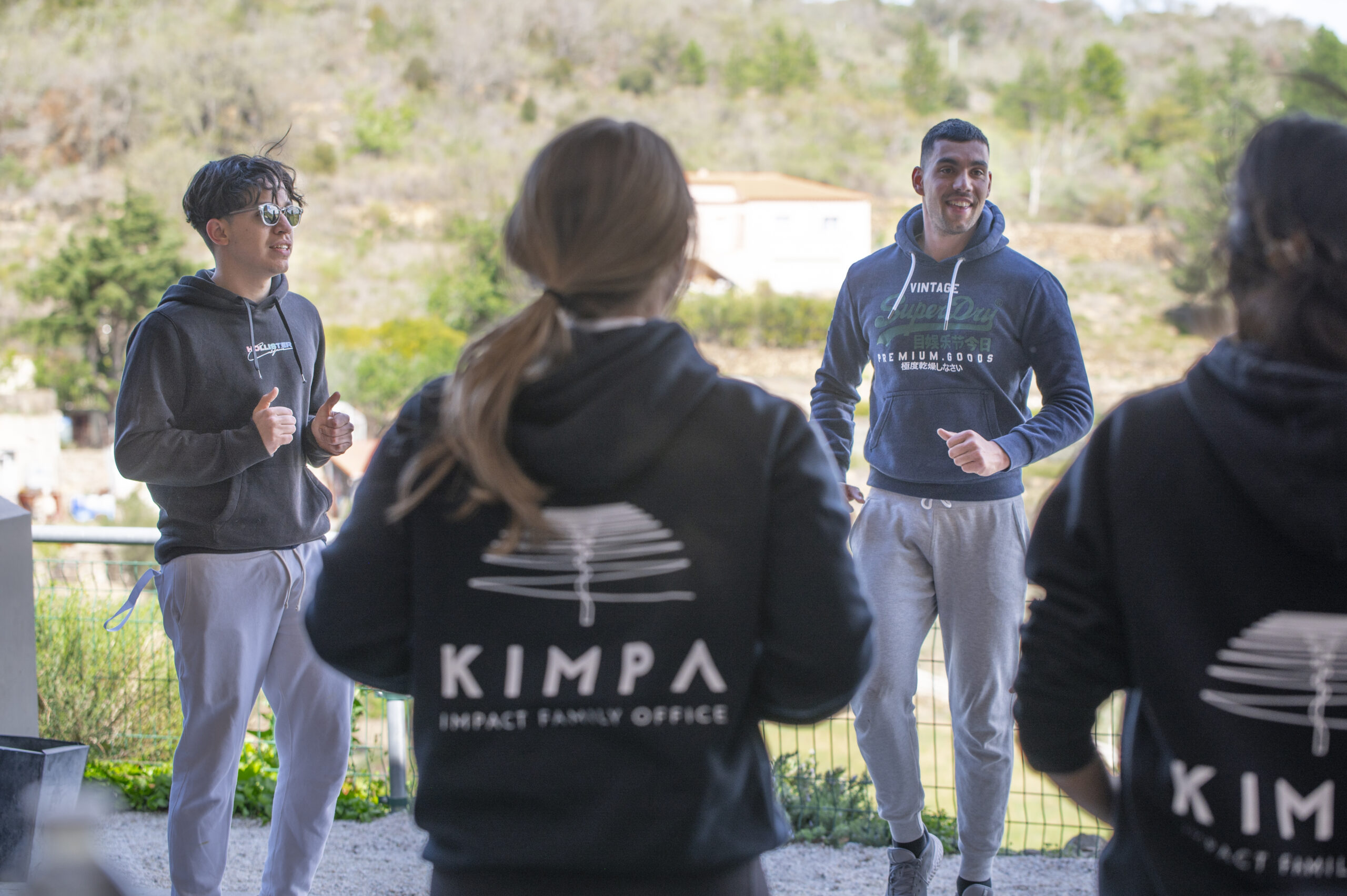 Equipes KIMPA à l'échauffement avec notre coach sportif.